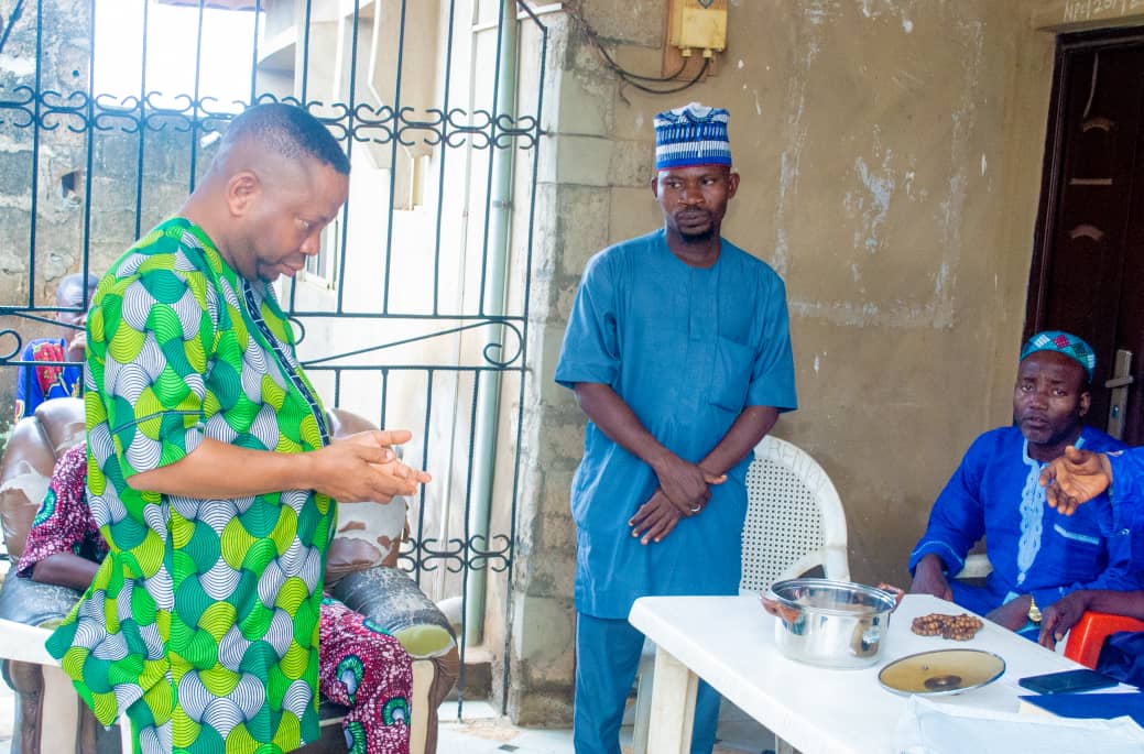 Makinde’s Aide, Akin Oosa Describes Boss As Promise-Keeper, Organizes Prayer For Late Parents