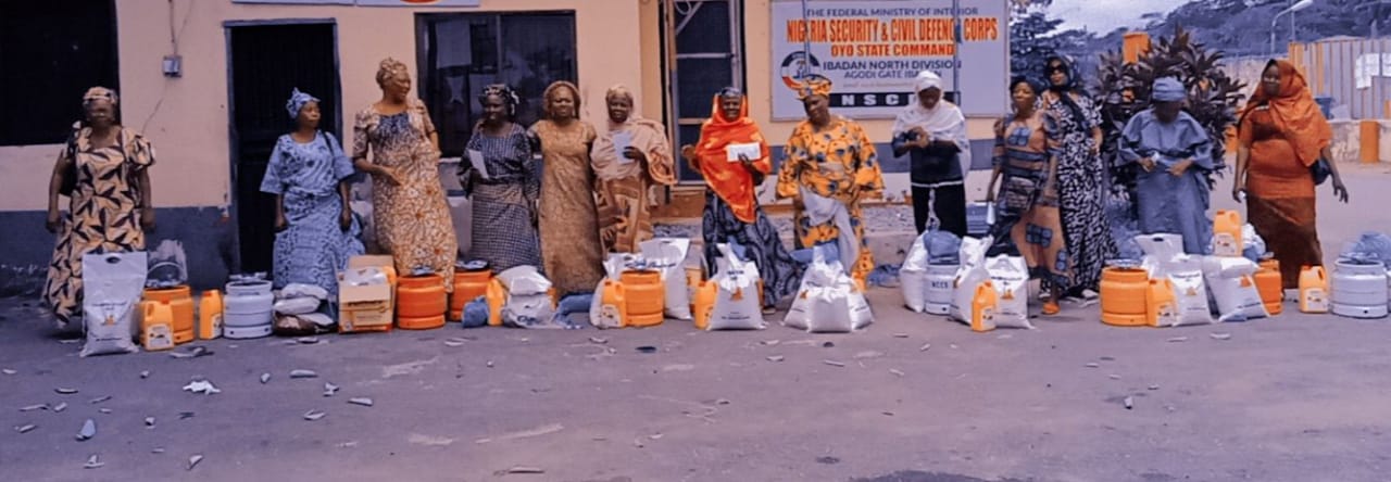 Oyo: Constituents Smile As Oyo First Lady, Ibadan North LG FL Distribute Relief Materials, Cash To Widows In LG