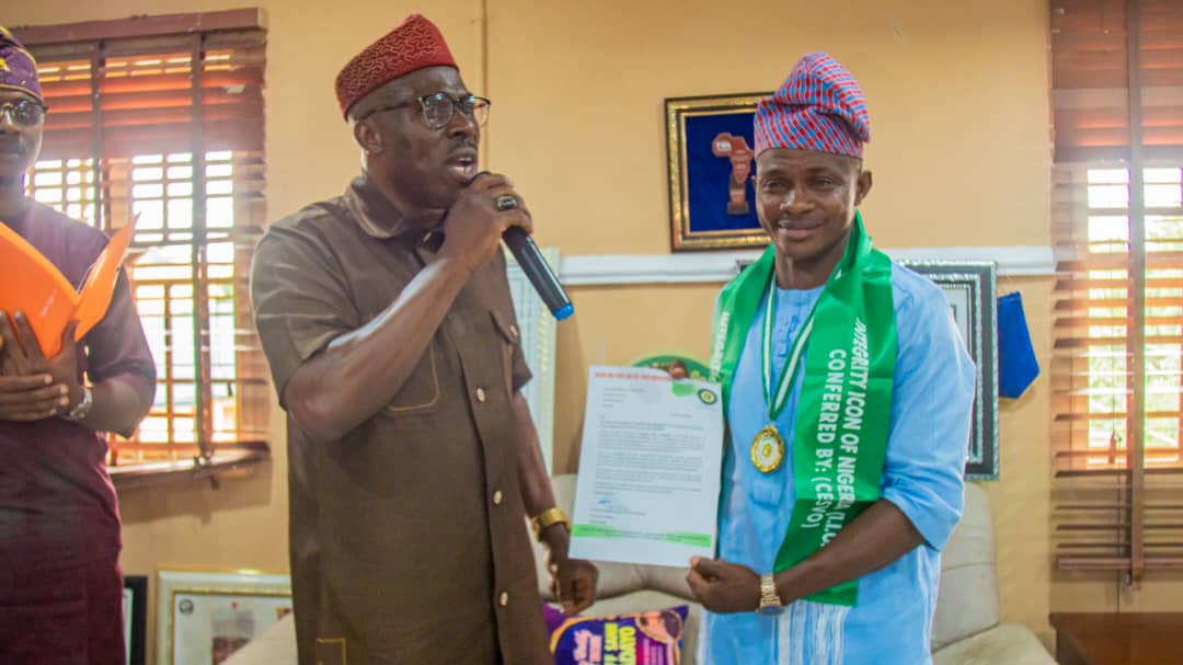 Oyo: Ibadan North Council Boss, Agba Egbe Bags Award Of Integrity Icon Of Nigeria