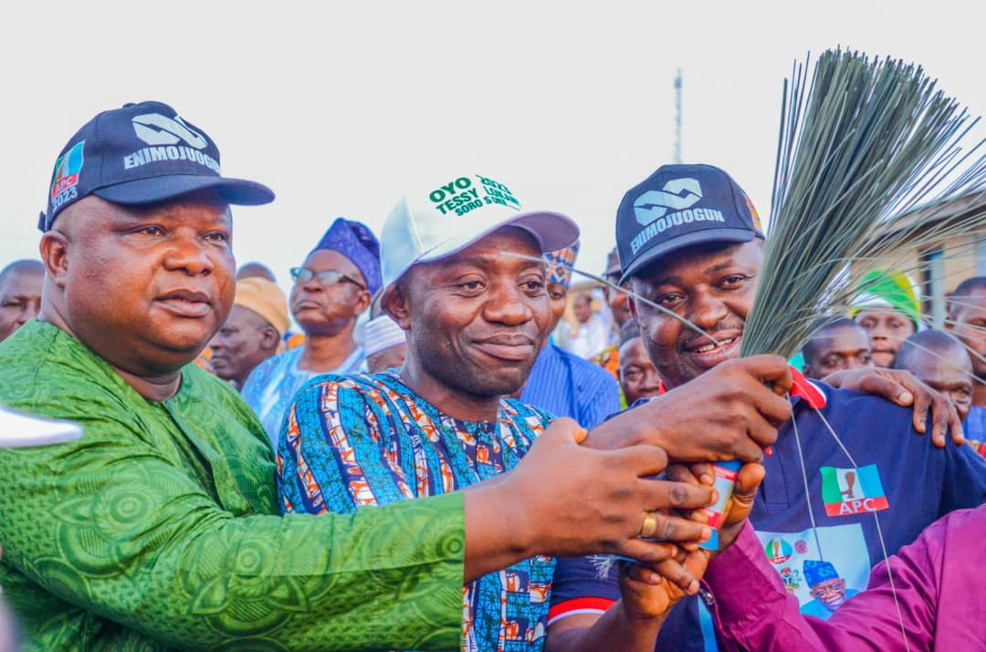 Ex Atiba Council Chair, Hundreds of PDP Members Defect To APC In Oyo