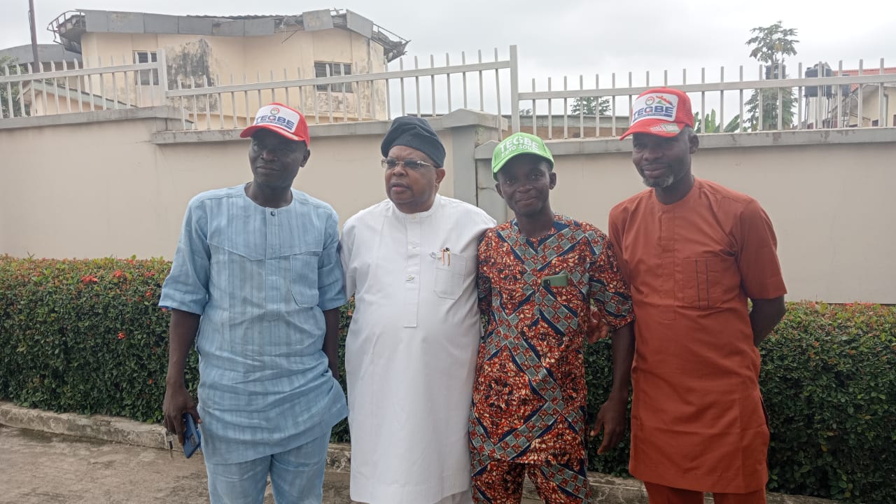 Olaniyan, Ogunbiyi, Oyo APC Exco Member, Others Defect To PDP In Ibarapa