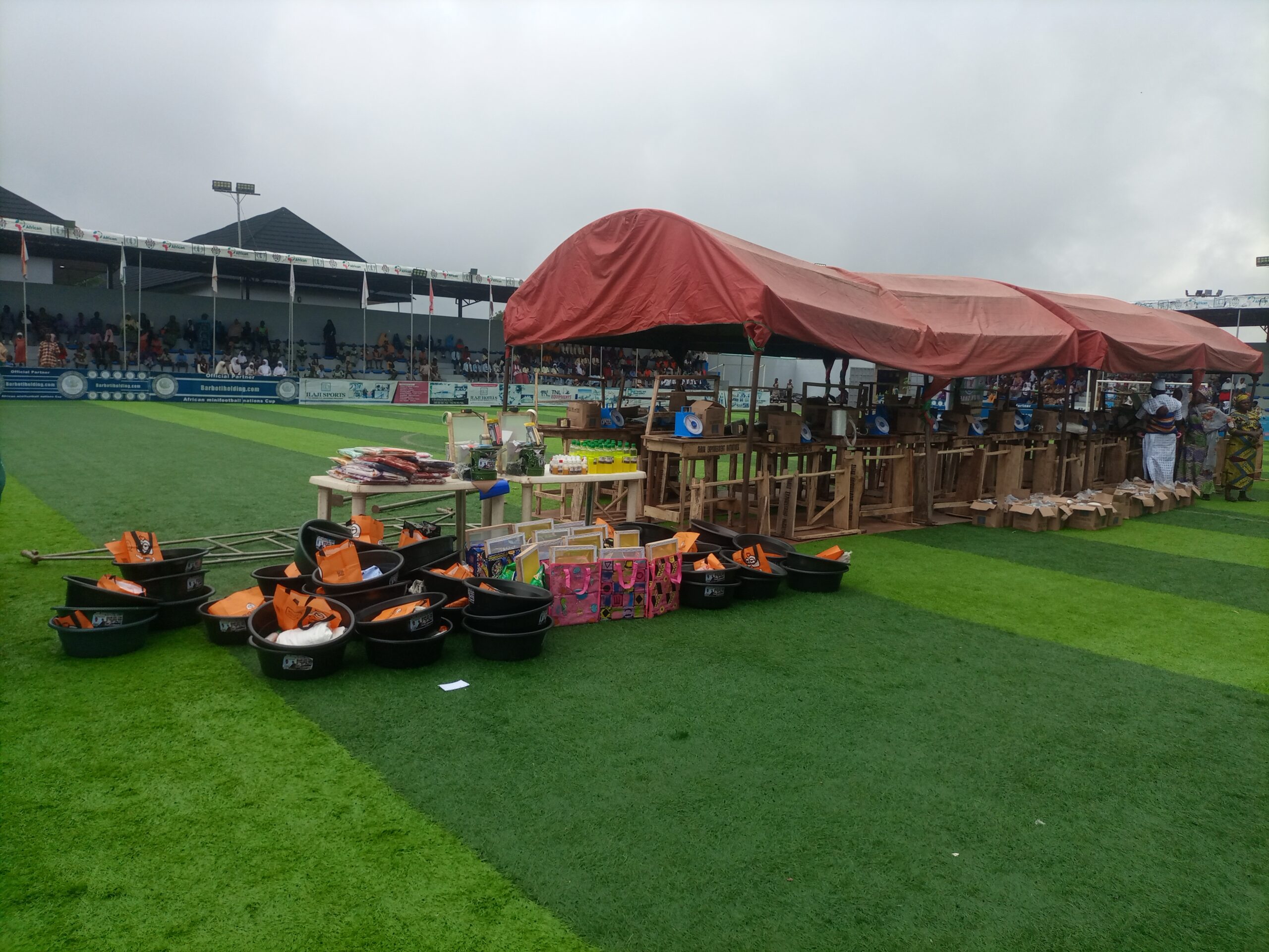 Ilaji Resort Agog As OnaAra Council Boss, SABA Empowers 135 Constituents, Donates Books To 40 Schools