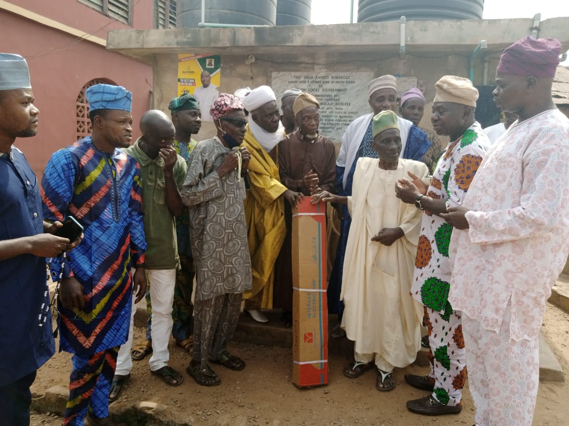Ogunbode Solves Problem of Water Scarcity In Iseyin With Provision of Pumping Machine