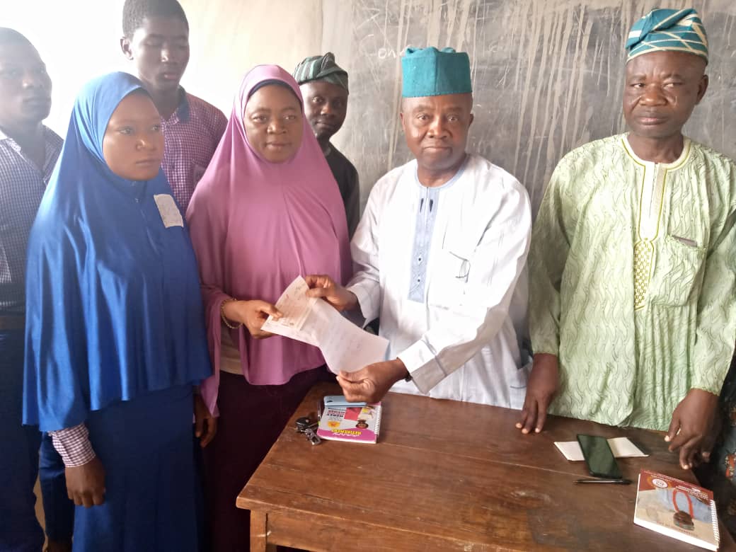 Oyo: Ex Iseyin Council Boss, Adeleke, Daughter Facilitate Payment Of WAEC Fees For Indigenous Students
