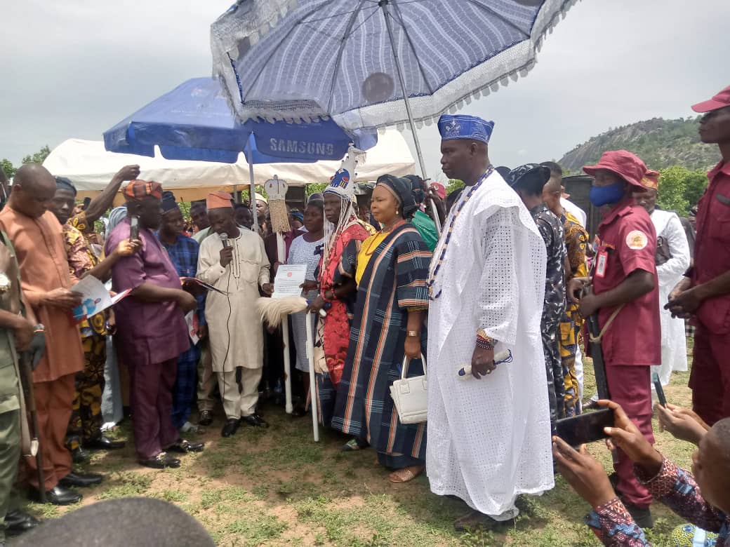 People of Iwere-Ile Rejoice As Makinde Presents Beaded Crown, Staff of Office To Monarch