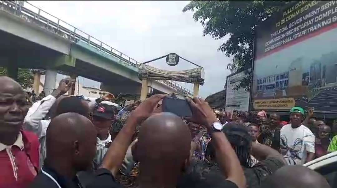 Oyo Workers Pelt Makinde’s Aide, Ogedengbe