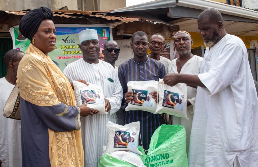 Oyo South Senator, Alli Touches Hearts With Humanitarian Efforts In Ibadan, Distributes Essential Food Materials To Sabo Community