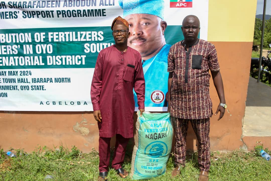 Farmers Hails Oyo South Senator, Alli Over Donation Of Fertilizer