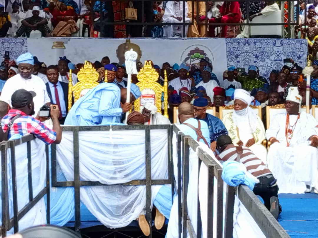Makinde Thwarts Sabotage Attempts, Presents Staff of Office To Olubadan Olakulehin In Grand Ceremony