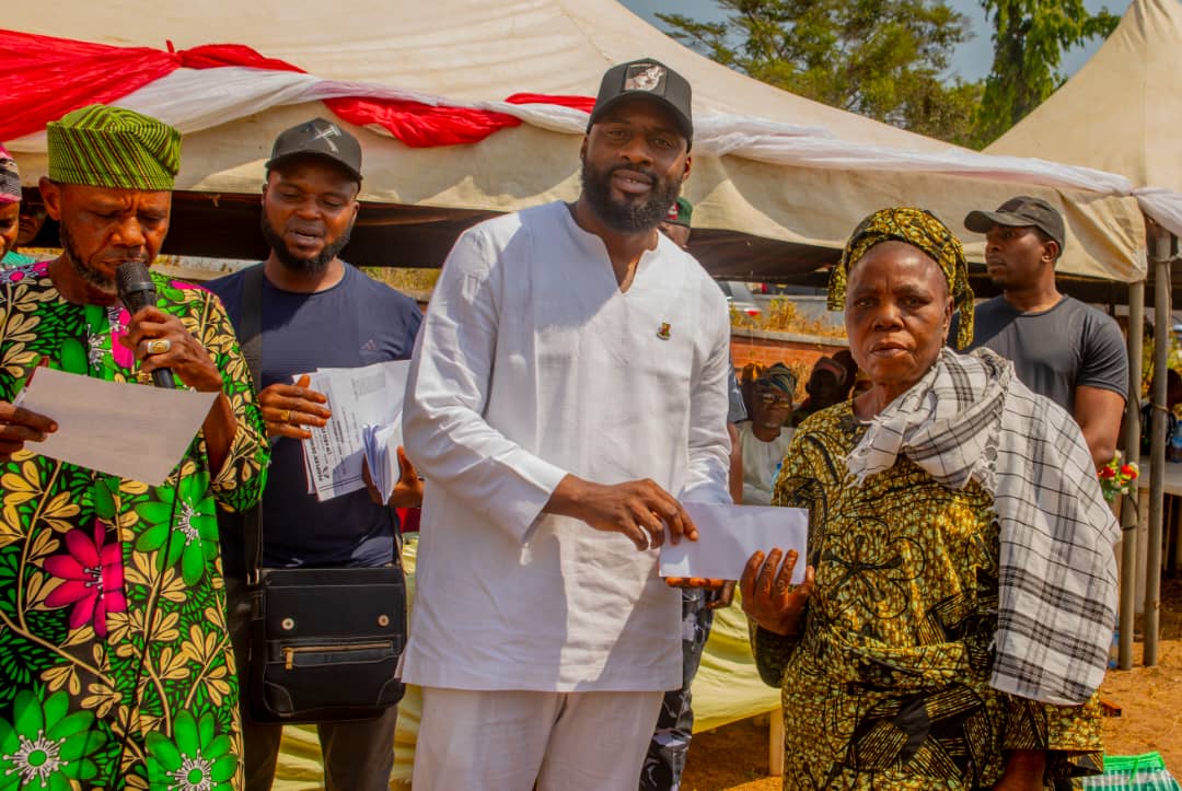 Oyo Speaker, Ogundoyin Spreads Joy With End Of Year Gifts