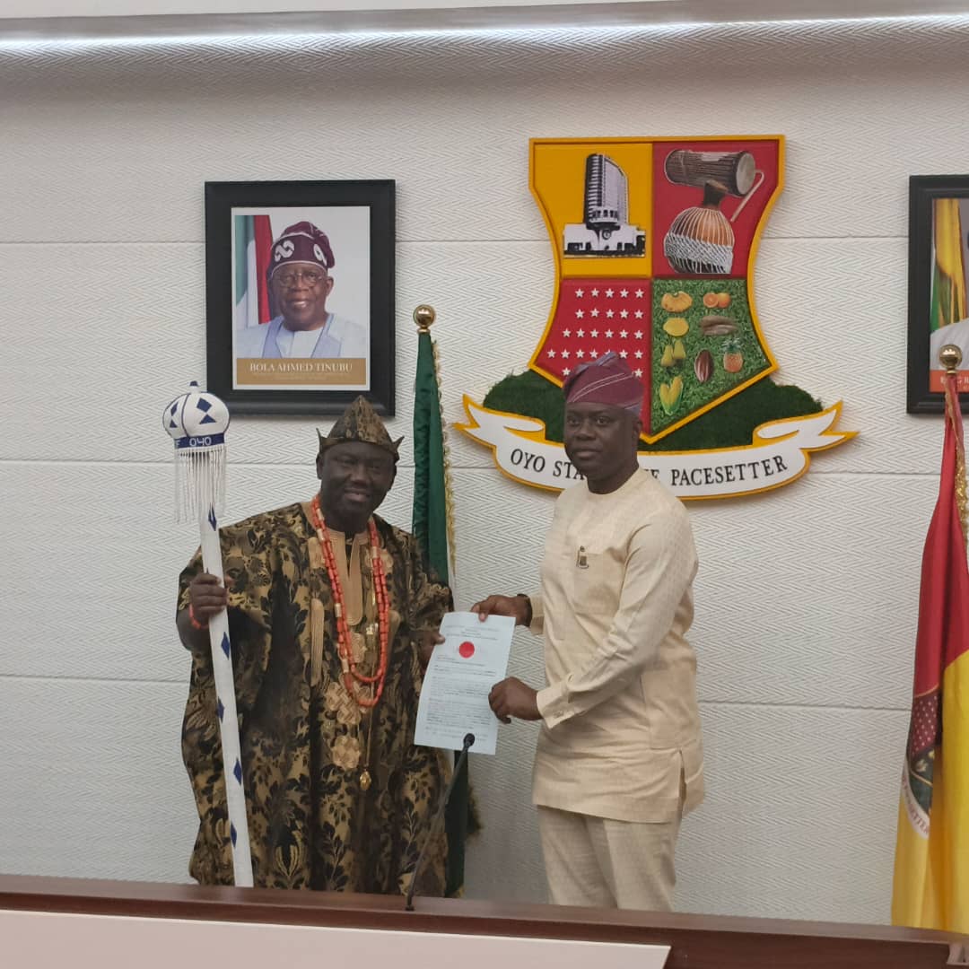 Makinde Presents Staff of Office to New Alaafin of Oyo