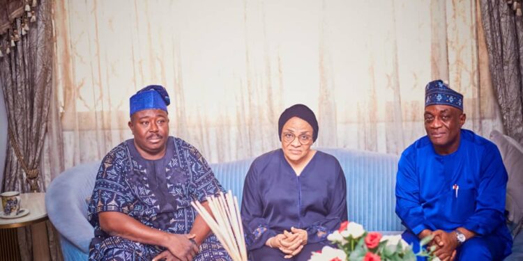 Oyo South Senator, Sharafadeen Alli, Akintunde Pay Emotional Tribute To Late Abiola Kola-Daisi