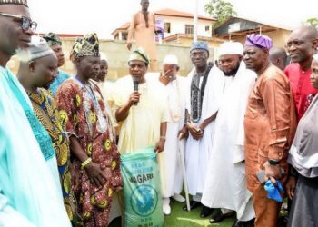 Agricultural Support: Reps’ Member, Remi Oseni Empower Farmers With 5,200 Bags Of Fertilizer In Ido/Ibarapa Constituency