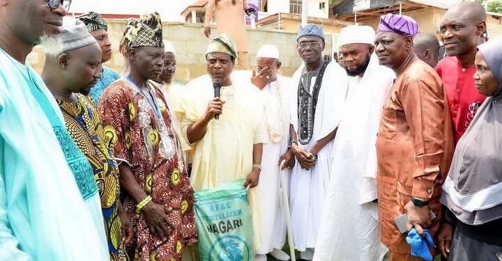 Agricultural Support: Reps’ Member, Remi Oseni Empower Farmers With 5,200 Bags Of Fertilizer In Ido/Ibarapa Constituency