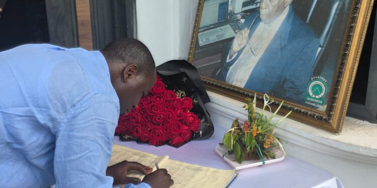 Oyo APC Guber Aspirant, Kolapo Kareem Pays Condolence Visit To Olunloyo Family, Honors Legacy Of Former Governor