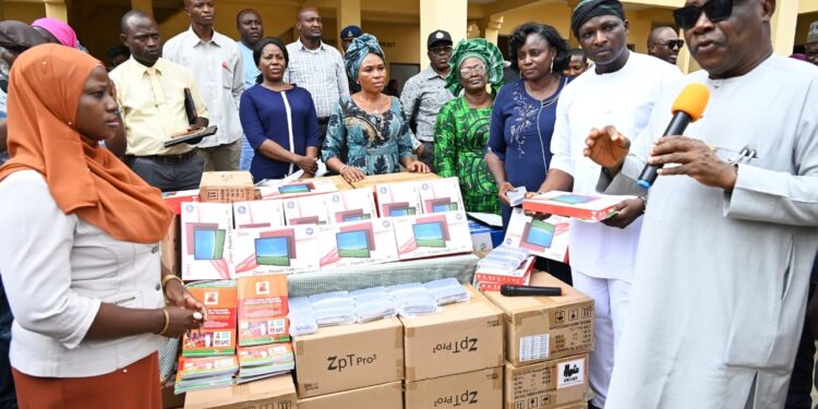 Makinde Distributes Tablets To 18,000 Teachers, Flags Off Training