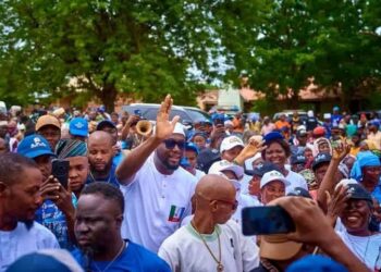 Service Beyond Politics: Akinjide Pushes Development Agenda With “Light Up Ona-Ara” Project(SEE DETAILS)