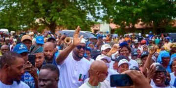 Service Beyond Politics: Akinjide Pushes Development Agenda With “Light Up Ona-Ara” Project(SEE DETAILS)