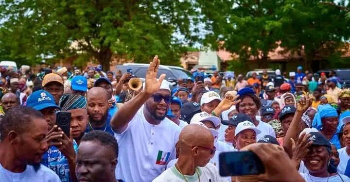 Service Beyond Politics: Akinjide Pushes Development Agenda With “Light Up Ona-Ara” Project(SEE DETAILS)